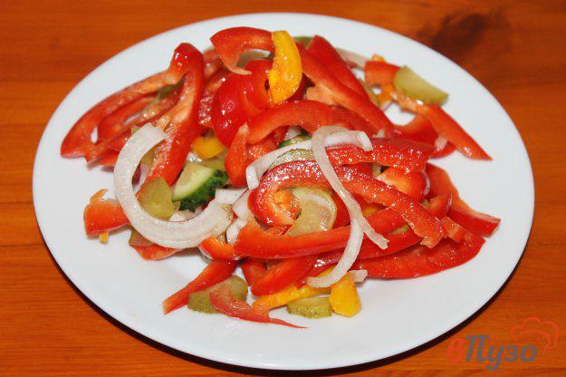 фото рецепта: Салат из перца с луком и соленым огурцом