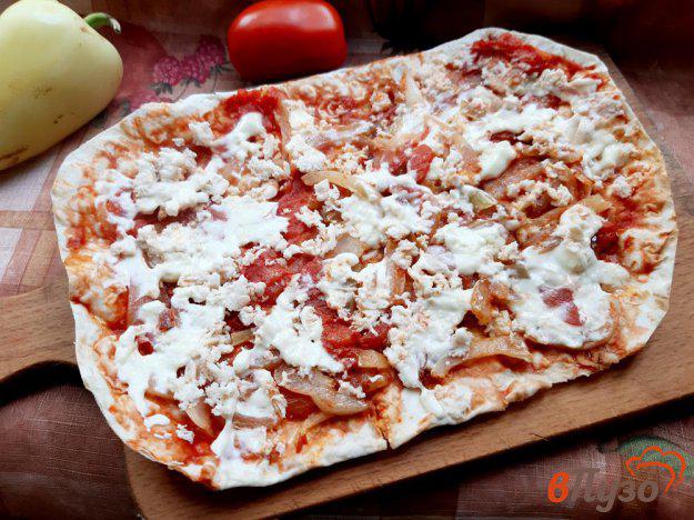 фото рецепта: Пицца на лаваше с двуми видами сыра