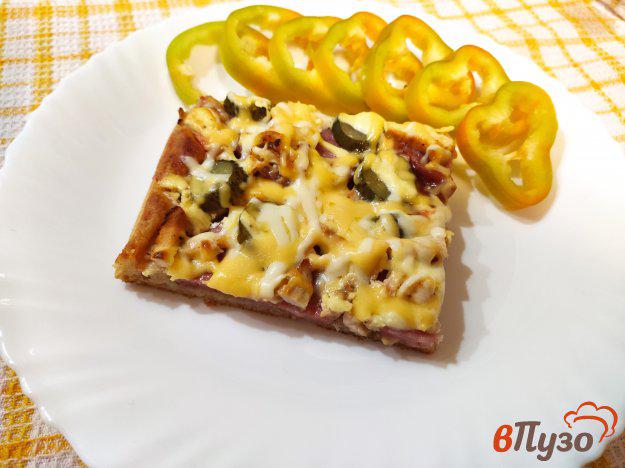 фото рецепта: Пицца на дрожжевом тесте с колбасой и курицей