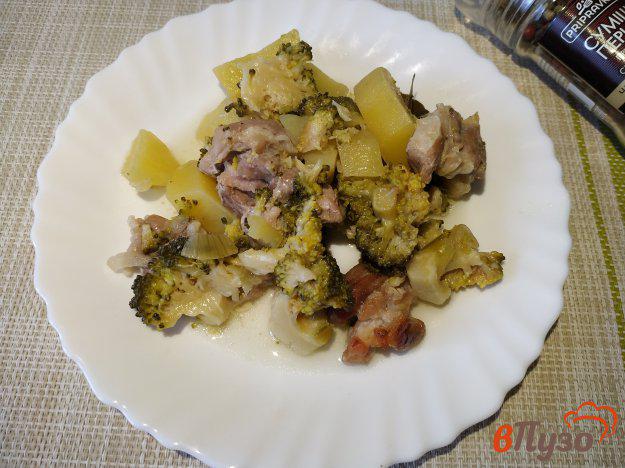фото рецепта: Картофель со свининой и брокколи запеченный в горшочке