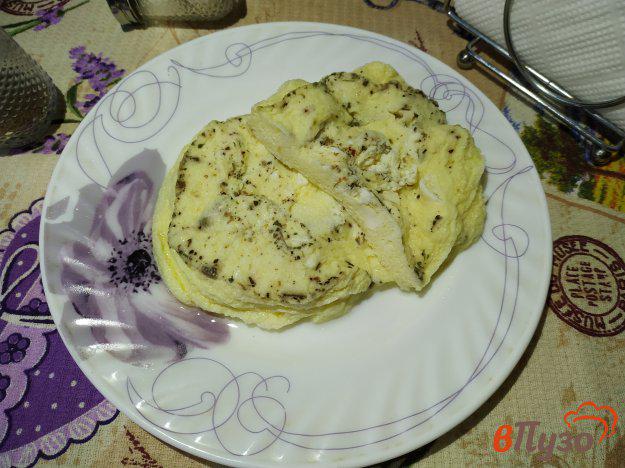 фото рецепта: Паровый омлет с фетой и итальянскими травами