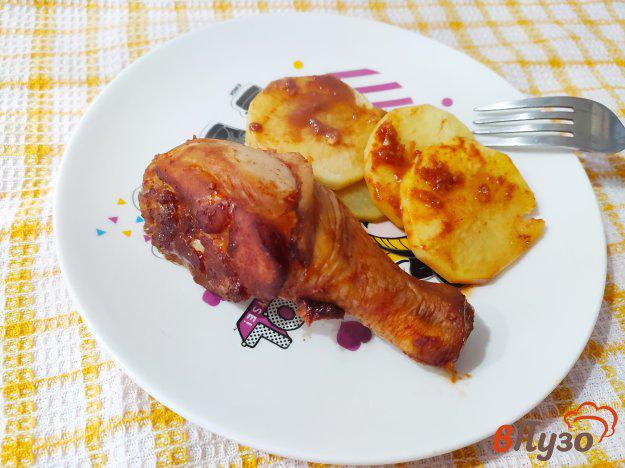 фото рецепта: Куриные голени в соевом соусе и томатной пасте с картофелем