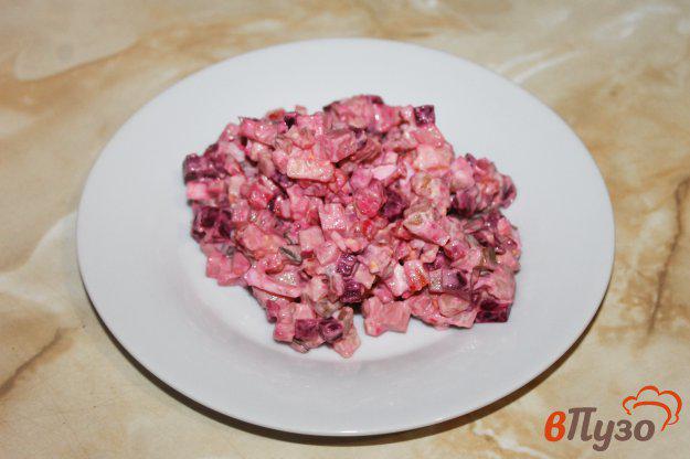 фото рецепта: Салат со свеклой и колбасой