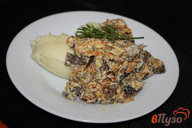 фото рецепта: Тушеные маслята с морковью с белом соусе