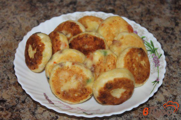 фото рецепта: Сырники с миксом сухофруктов в духовке
