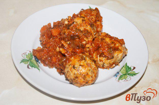 фото рецепта: Куриные фрикадельки в томатном соусе с овощами и сушеными грибами