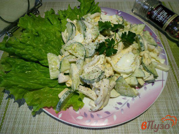 фото рецепта: Салат с кальмарами яйцом и свежим огурцом