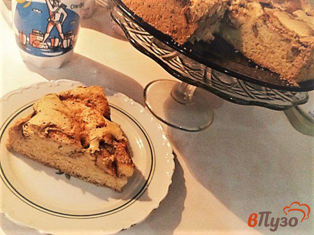 фото рецепта: Бисквитный пирог с яблоками