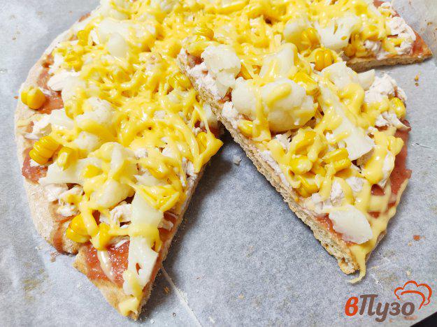 фото рецепта: Пицца с курицей цветной капустой и кукурузой