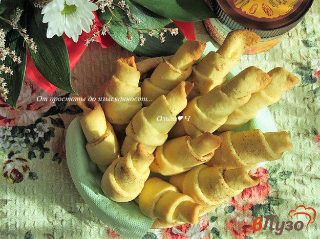 фото рецепта: Кукурузные рогалики с финиковой пастой и корицей