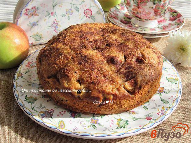 фото рецепта: Шарлотка с яблоками корицей и брусничным медом