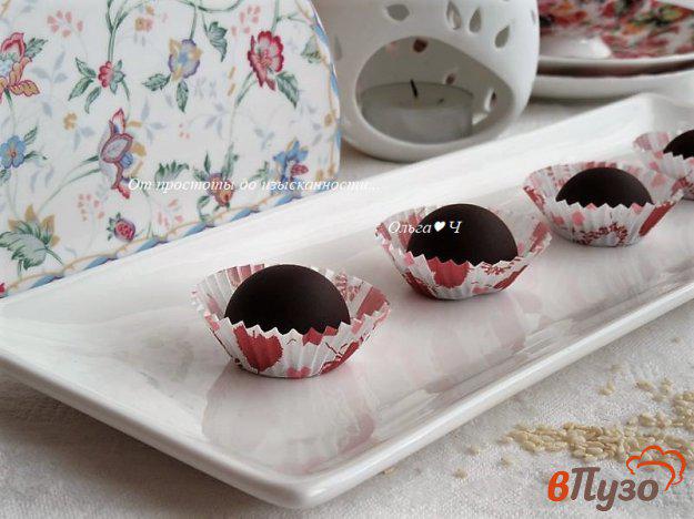 фото рецепта: Конфеты из темного шоколада с кунжутом
