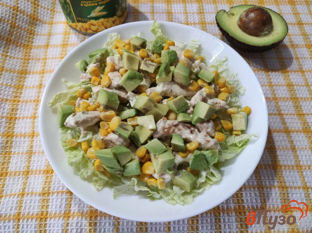 фото рецепта: Салат из куриного филе с авокадо