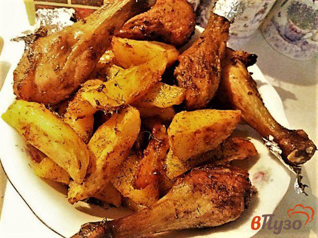 фото рецепта: Куриные голени запечённые с картофельными дольками