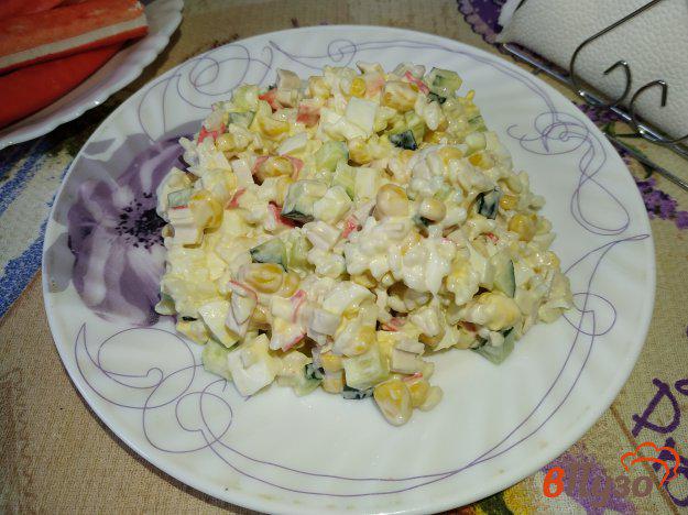 фото рецепта: Крабовый салат с рисом и свежим огурцом