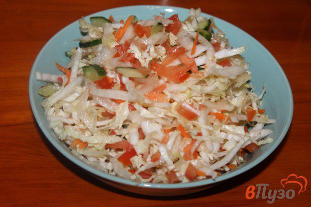 фото рецепта: Салат из пекинской капусты с морковью и овощами