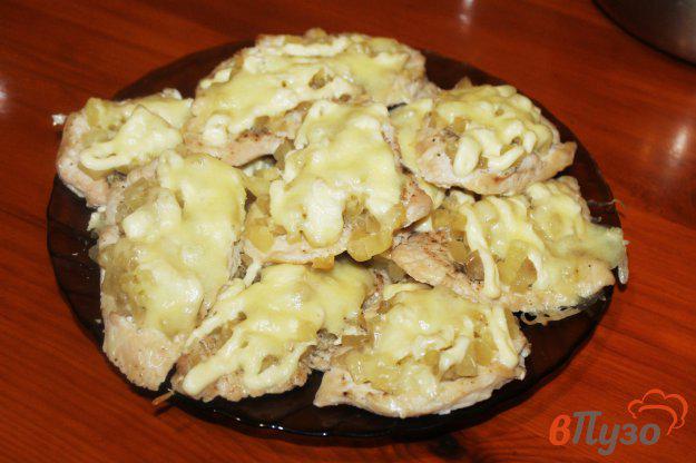 фото рецепта: Куриные отбивные с ананасом и сулугуни