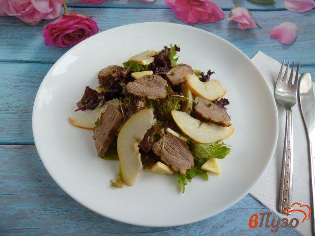 фото рецепта: Салат с утиной грудкой и грушей