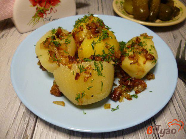 фото рецепта: Отварной картофель с жаренным салом и луком