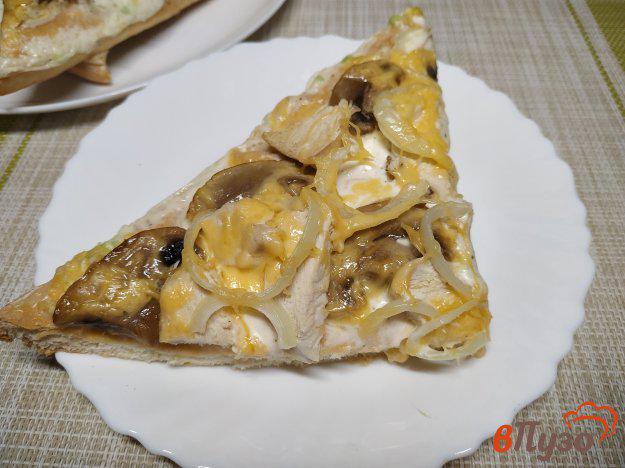 фото рецепта: Пицца с грибами и куриным филе со сметанным соусом