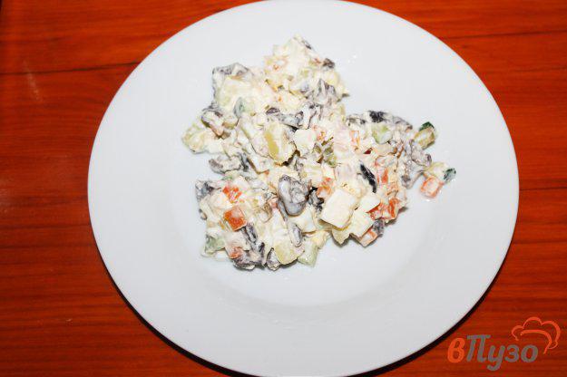 фото рецепта: Салат из яиц грибов и копченой куриной грудки