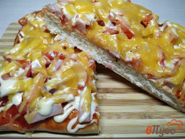 фото рецепта: Пицца с ветчиной помидорами и соусом сацебели