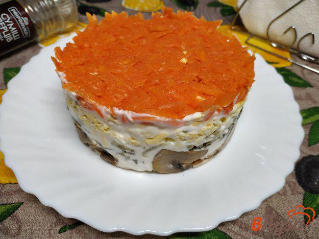 фото рецепта: Слоёный салат с курицей и грибами