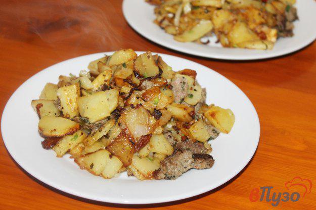 фото рецепта: Жареный картофель с колбасками и луком