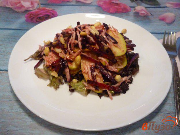 фото рецепта: Салат из сырой свеклы с яблоком