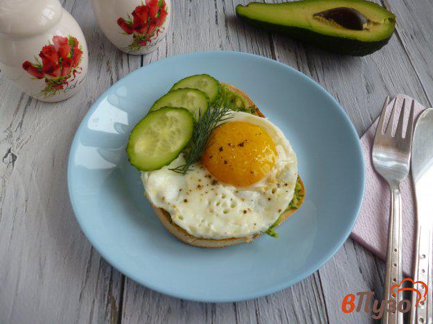 фото рецепта: Бутерброды с авокадо и яйцом