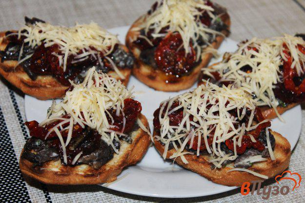фото рецепта: Бутерброды с грибами и вялеными томатами
