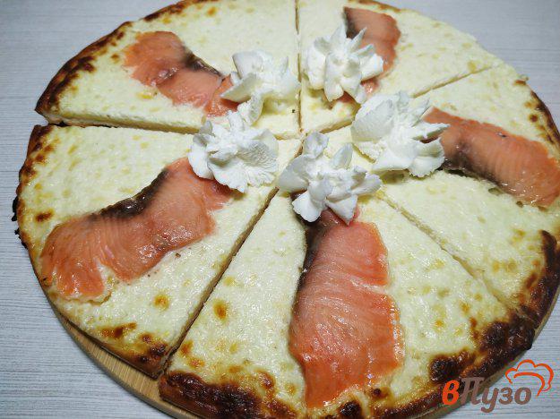 фото рецепта: Пицца с лососем и сливочно- сырным соусом