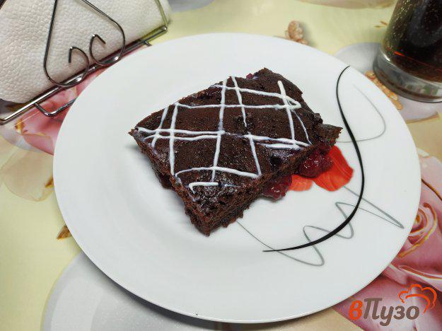 фото рецепта: Шоколадный брауни с вишней в микроволновке