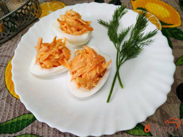 фото рецепта: Фаршированные яйца морковью с чесноком