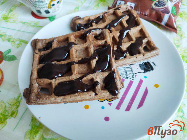 фото рецепта: Шоколадные вафли на сметане с шоколадным соусом