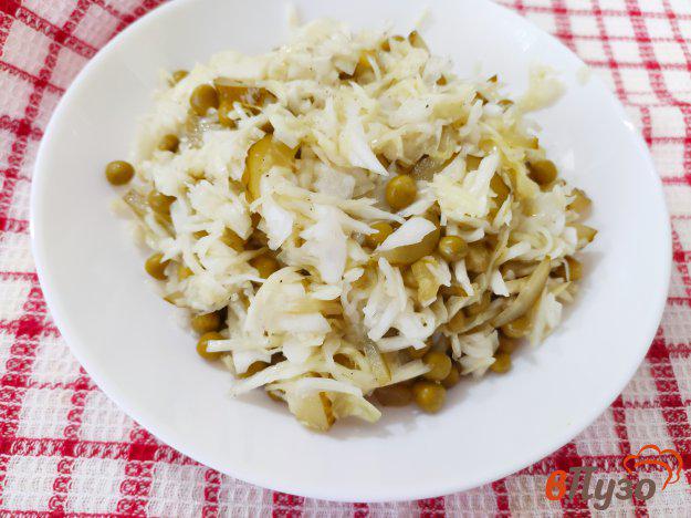 фото рецепта: Салат из капусты с горошком огурцом и луком