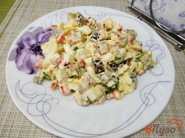 фото рецепта: Салат из крабовых палочек с маринованным огурцом