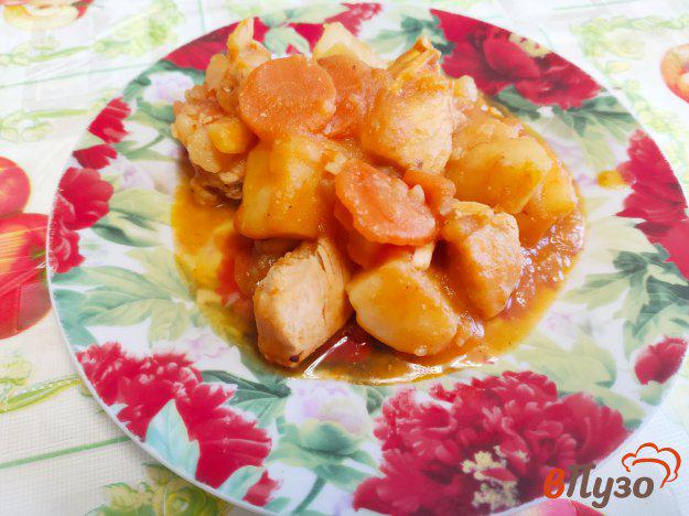 фото рецепта: Картофель с курицей овощами и томатной пастой