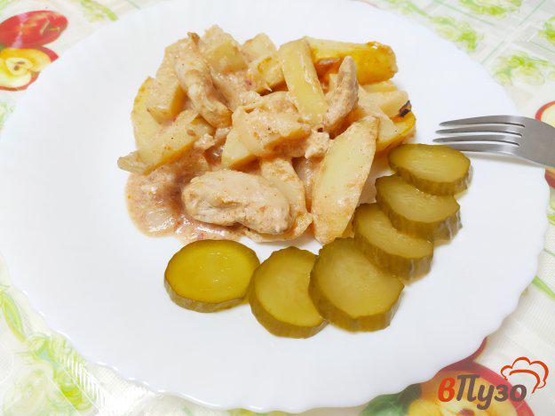 фото рецепта: Картофель запёченный с курицей в сметане и кетчупе