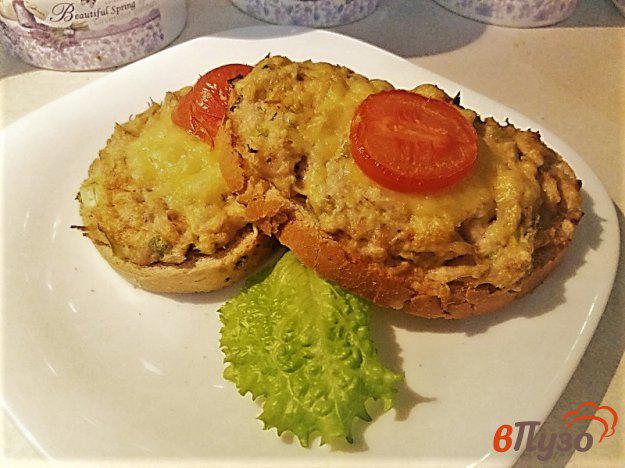 фото рецепта: Горячие бутерброды с курицей и маринованными огурцами