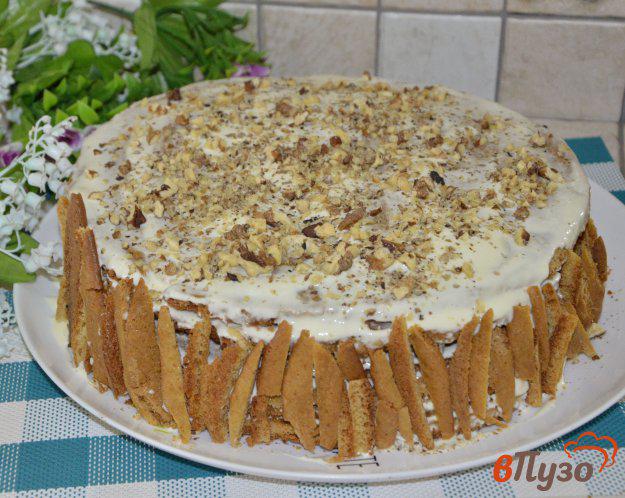 фото рецепта: Торт «Медовик» со сметанным кремом и грецкими орехами