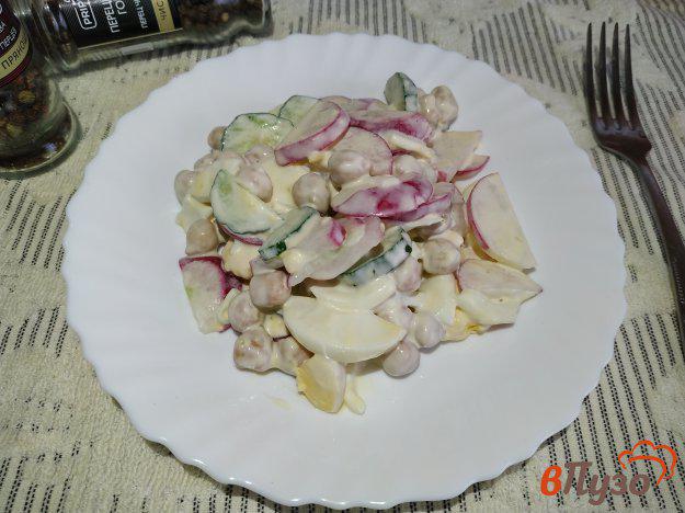 фото рецепта: Салат из редиски со свежим огурцом и консервированым нутом