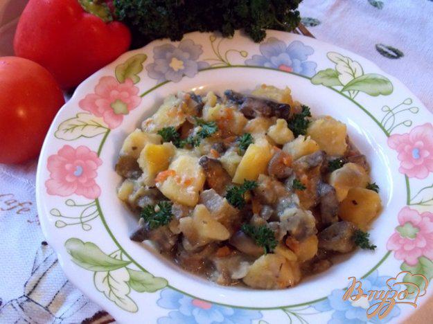 фото рецепта: Картофель с грибами и баклажанами в сметане