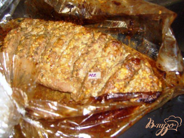 фото рецепта: Свинина запеченная в рукаве с соусом из лука порея и чернослива
