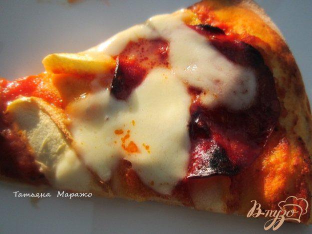 фото рецепта: Пицца с чоризо , яблоком и моцареллой