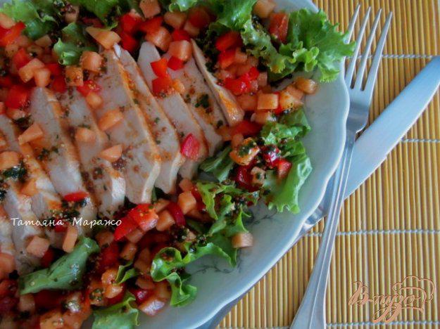 фото рецепта: Салат с куриной грудкой, дыней и сладким перцем