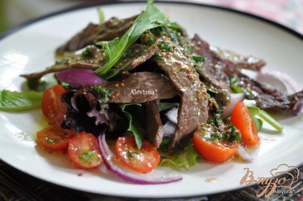 фото рецепта: Салат с говядиной , соусом из  каперсов и петрушки