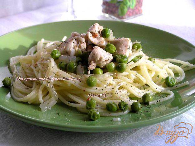 фото рецепта: Спагетти с курицей, зеленым горошком и итальянскими травами