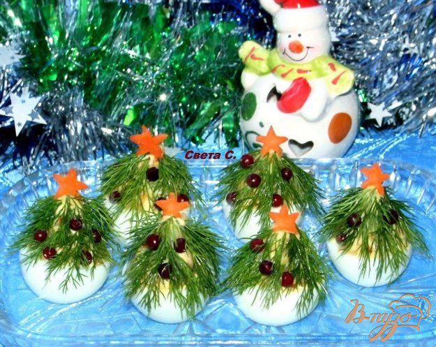 фото рецепта: Фаршированные яйца «Новогодние елочки»