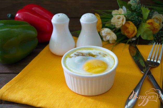 фото рецепта: Горячие яйца фламенко с сосисками.